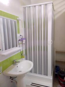 bagno con lavandino bianco e doccia di 2 bedrooms apartement at Mazara del Vallo 800 m away from the beach with city view and wifi a Mazara del Vallo