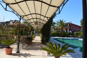 Bazén v ubytování Hotel Parco Serrone nebo v jeho okolí