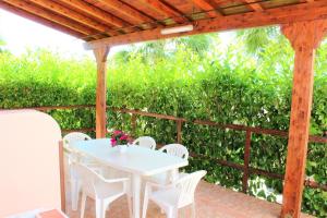 Balcone o terrazza di 2 bedrooms house at Torre San Giovanni 700 m away from the beach with enclosed garden and wifi