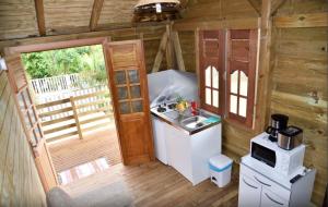 uma vista superior de uma cozinha numa pequena casa em Chalet d'une chambre avec piscine partagee jardin et wifi a Bouillante a 1 km de la plage em Bouillante
