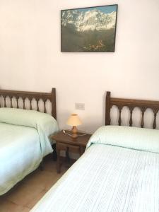 Säng eller sängar i ett rum på 4 bedrooms house with terrace and wifi at Albunol 7 km away from the beach