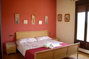 Een bed of bedden in een kamer bij 7 bedrooms villa with private pool furnished terrace and wifi at Palenciana