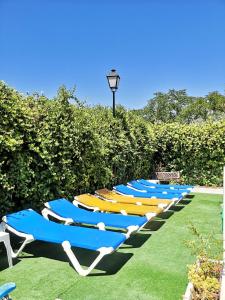 Um jardim em 7 bedrooms villa with private pool furnished terrace and wifi at Palenciana