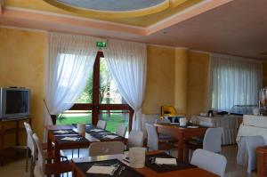 TV a/nebo společenská místnost v ubytování Hotel Parco Serrone