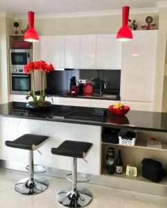 Cuisine ou kitchenette dans l'établissement 2 bedrooms apartement with wifi at Funchal 2 km away from the beach