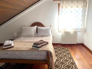 Postel nebo postele na pokoji v ubytování 9 bedrooms villa with private pool jacuzzi and enclosed garden at Ponte de Lima Viana do Castelo