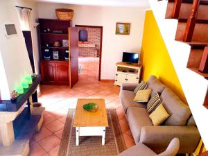 En sittgrupp på One bedroom villa with furnished garden and wifi at Camacha