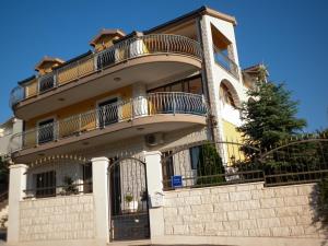 Zdjęcie z galerii obiektu Apartments Ivona 2 w Trogirze
