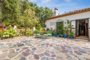 Κήπος έξω από το Charming Villa in Cortegana with Pool