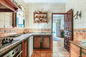 Η κουζίνα ή μικρή κουζίνα στο Charming Villa in Cortegana with Pool