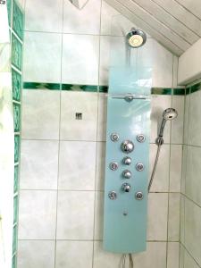 Koupelna v ubytování Maison cosy à Le Gosier avec vue + 11 fotografií