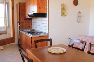 A cozinha ou cozinha compacta de 2 bedrooms appartement with shared pool furnished garden and wifi at Castrignano del Capo 4 km away from the beach