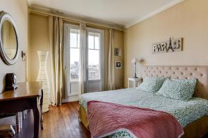 una camera con letto e finestra di Appartement de 2 chambres avec vue sur la ville balcon et wifi a Saint Denis a Saint-Denis