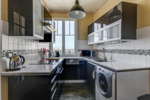 una cucina con lavandino e lavatrice/asciugatrice di Appartement de 2 chambres avec vue sur la ville balcon et wifi a Saint Denis a Saint-Denis
