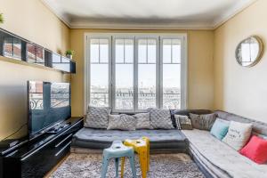 un soggiorno con divano e TV a schermo piatto di Appartement de 2 chambres avec vue sur la ville balcon et wifi a Saint Denis a Saint-Denis