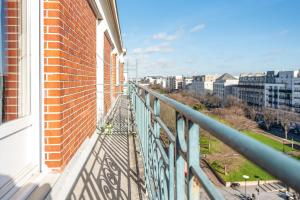 a balcony with a view of a city at Appartement cosy a Saint Denis 65m&sup2; balcon in Saint-Denis