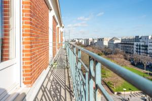 サン・ドニにあるAppartement de 2 chambres avec vue sur la ville balcon et wifi a Saint Denisの市街の景色を望むバルコニー