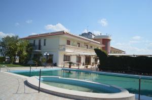 Bazén v ubytování Hotel Parco Serrone nebo v jeho okolí