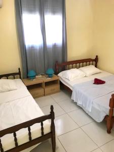 a bedroom with two beds and a window at Appartement avec vue sur la mer à Le Marin, Climatisé, 80 m² in Le Marin
