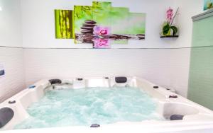 Una bañera llena de agua en un baño. en Appartement moderne avec piscine à Plan-d'Aups 55 m² - Spa inclus​, en Plan dʼAups