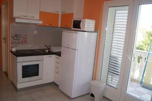 una cucina con frigorifero bianco e forno a microonde di One bedroom appartement with wifi at Zadar a Zara (Zadar)