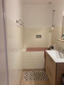 La salle de bains est pourvue d'une baignoire et d'un lavabo. dans l'établissement LE MAS, à Aix-en-Provence
