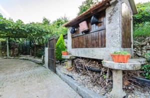 Zahrada ubytování Charming villa in Cividade, 150 m² with private pool