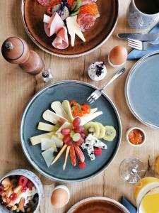 two plates of food on a wooden table at Zum G'Leut in Thiersheim