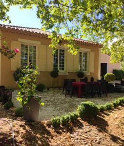 a house with a table and chairs in front of it at Maison accueillante à Arles - Jardin, Parking privé in Arles