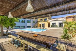 Galeriebild der Unterkunft 4 bedrooms house with sea view shared pool and enclosed garden at Quelfes in Quelfes