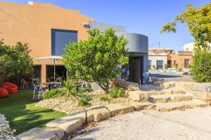 Galeriebild der Unterkunft 4 bedrooms house with sea view shared pool and enclosed garden at Quelfes in Quelfes