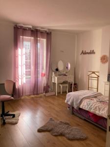 - une chambre avec un lit et une table avec un miroir dans l'établissement LE MAS, à Aix-en-Provence