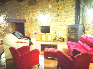 Et sittehjørne på 6 bedrooms villa with private pool enclosed garden and wifi at La Salzadella