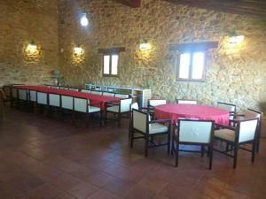 Ресторант или друго място за хранене в 6 bedrooms villa with private pool enclosed garden and wifi at La Salzadella
