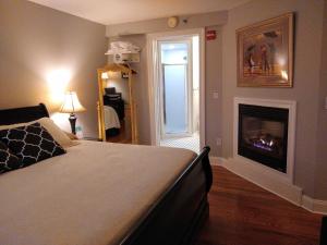 - une chambre avec un lit et une cheminée dans l'établissement Tandem Bike Inn, à Belmar
