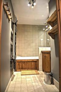 a bathroom with a tub and a sink and a shower at Appartement confortable à Les Deux Alpes 45 m² avec vue montagne in Mont-de-Lans