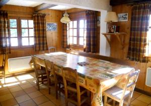 cocina con mesa, sillas y bañera en Maison de 2 chambres a Notre Dame de Bellecombe a 100 m des pistes avec jardin amenage et wifi en Notre-Dame-de-Bellecombe