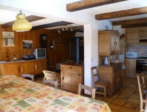 uma cozinha e sala de jantar com mesa e cadeiras em Maison de 2 chambres a Notre Dame de Bellecombe a 100 m des pistes avec jardin amenage et wifi em Notre-Dame-de-Bellecombe