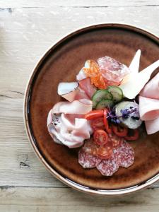 un plato de comida con carne y verduras en una mesa en Zum G'Leut en Thiersheim