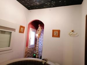baño con bañera y ventana en 3 bedrooms house with jacuzzi furnished terrace and wifi at Calamonte en Calamonte