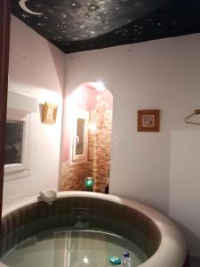 Galería fotográfica de 3 bedrooms house with jacuzzi furnished terrace and wifi at Calamonte en Calamonte
