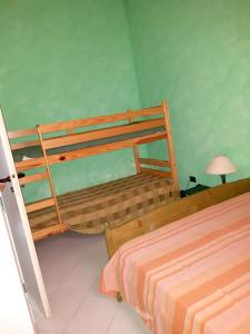 1 dormitorio con 2 literas y lámpara en Spacious House in Mazara del Vallo, en Mazara del Vallo