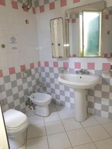 Un baño con lavabo, inodoro y espejo. en Spacious House in Mazara del Vallo, en Mazara del Vallo 25 fotos más