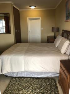 バリートにあるMiniMap Cozy Cottageのベッドルーム1室(大きな白いベッド1台、ドア付)