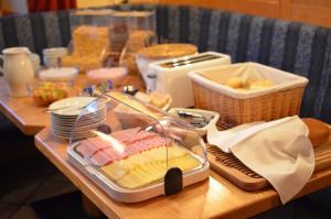 una mesa con un buffet de comida. en Gasthof Zum Lendwirt, en Westendorf