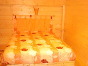 1 dormitorio con 1 cama en una habitación de madera en Chalet de 5 chambres avec jardin clos et wifi a La Bresse a 9 km des pistes, en La Bresse