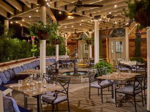 un ristorante con tavoli, sedie e una fontana di The Hotel at Auburn University ad Auburn