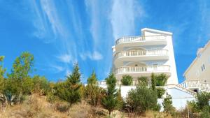 Afbeelding uit fotogalerij van 3 bedrooms apartement with sea view furnished terrace and wifi at Omis in Omiš