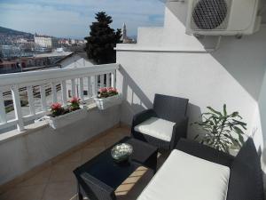 einen Balkon mit 2 Stühlen und einem Tisch auf dem Balkon in der Unterkunft Rooms Valentino in Split