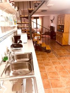 מטבח או מטבחון ב-3 bedrooms house with furnished terrace and wifi at Viguera